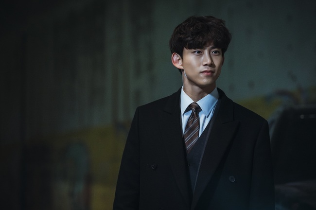 The whole war between Dark Hero and Billen begins.TVNs Saturday Drama Binsenjo (playwright Park Jae-beom/director Kim Hee-won) said on March 20 that Binsenjo, Hong Cha-young (Jeon Yeo-been), and the Babel group Jang Junwoo (Ok Taek Yeon) and Jang Han-seo (Kwak Dong-yeon) fought a bloody war Ive announced.In the last broadcast, Vincenzo and Hong Cha-young, who tried to prevent the investment agreement between bad companies Babel and World Bank, were unfolded.Vincenzo used his visual Cheetki to start his Homme Fattal operation, capturing the hearts of Hwang Min-sung (Kim Sung-chul), the New World Bank chief.Although Choi Myung-hee (Kim Yeo-jin) failed to prevent the investment agreement with a counter punch, Hwang Min-sung, the villain, was clearly flattered and cheerful.Here, the declaration of propaganda of Hong Cha Young, who is going to reveal everything from Babels allegations to connections with the prosecution, made an exciting development.Dark Hero and Billons have been counterattacking the counterattack and exchanging decisions, and the serious atmosphere of Vincenzo and Hong Cha Young in the public photos amplifies the curiosity.Two people who are shocked to witness something, and their terrible faces, as if they have lost their words in front of them, further heighten their sense of crisis.In particular, Vincenzos appearance of the Dark Aura causes curiosity in events that stimulate the mafia instinct.The images of Jang Jun-woo and Kwak Dong-yeon, who have raised the energy of evil to the fullest, are also interesting: Jang Jun-woo, who hid his identity and watched their fight behind one foot.But Vincenzos performance invoked his brutal match-winning temperament: Jang Jun-woo has already declared to Choi Myung-hee that he will handle Vincenzo himself.Attention is focused on what kind of scary thing he will do. The movement of Jang Han-seo, who lives as a half-brother marionette and sprouts inner evil, is also unusual.A storm is approaching, a storm that is unpredictable.