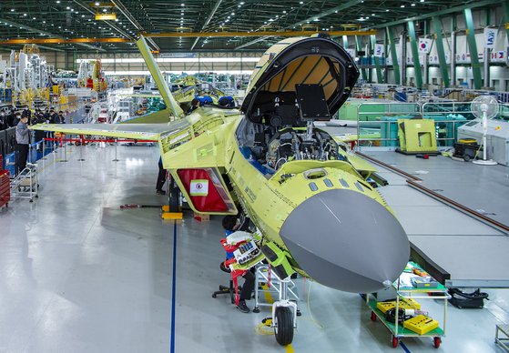 지난 1일 경남 사천 한국항공우주산업(KAI) 사천공장에서 한국형전투기 KF-X 시제기 막바지 조립 작업이 진행되고 있다. [사진 방위사업청 제공]