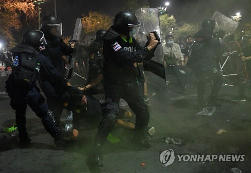방콕 시내에서 경찰과 시위대가 충돌하고 있다. 2021.3.20 [로이터=연합뉴스]