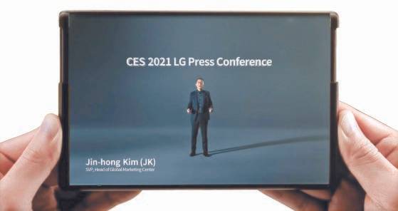 LG전자가 지난 1월 11일(현지시간) 'CES(소비자가전전시회) 2021'에서 공개한 롤러블(둘둘 말아 접는 형태) 스마트폰의 펼쳐진 모습. [연합뉴스]