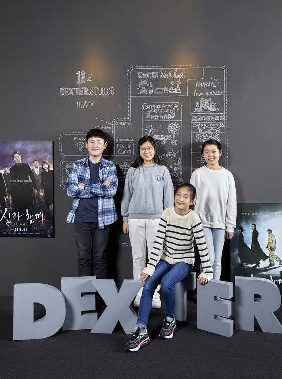 이용민 학생모델, 황승민 학생기자, 원예진·연규원 학생모델(왼쪽부터)이 VFX의 제작 과정을 알아보고 체험하기 위해 서울 마포구 상암동 덱스터 스튜디오를 탐방했다.