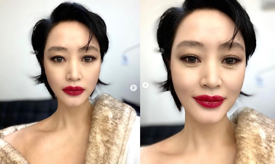 Actor Kim Hye-soo flaunted her glamorous visualsOn the 22nd, Kim Hye-soo shared his daily life by posting photos through his Instagram.Kim Hye-soo in the public photo is a full-make-up figure with short-cut hair. The small face, big eyes, nose, mouth, and other colorful visuals give the viewers an admiration.Especially, it attracted attention by adding natural beauty as natural beauty.Meanwhile Kim Hye-soo confirmed her appearance on the Netflix drama Juvenile Justice; working with Actor Lee Sung-min and Kim Moo Yeol.Photo: Kim Hye-soo Instagram