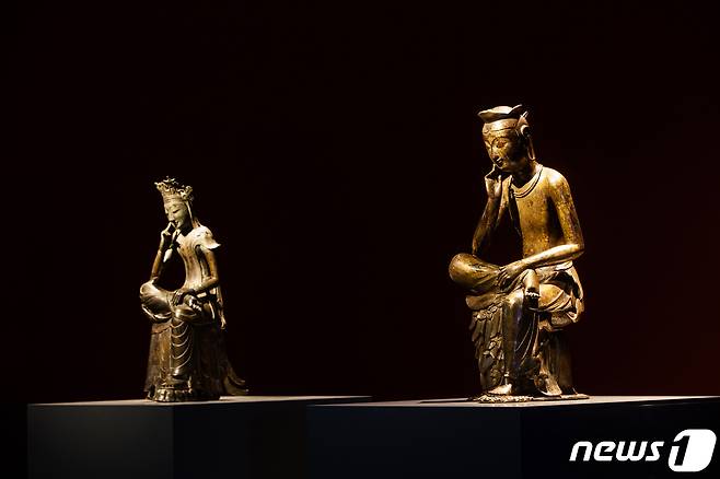 민병찬 국립중앙박물관장이 3일 서울 용산구 국립중앙박물관에서 열린 2021년 신년 기자회견에서 "올해 국보 제78호와 제83호 반가사유상을 위한 전용 상설 전시공간을 마련하겠다"고 밝혔다. 반가사유상을 국립중앙박물관의 대표 브랜드로 활용하겠다는 구상이다. (국립중앙박물관 제공) 2021.2.3/뉴스1