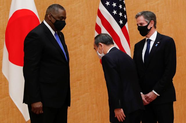 스가 요시히데(가운데) 일본 총리가 16일 도쿄의 총리관저에서 자신을 예방한 토니 블링컨(오른쪽) 미 국무장관과 로이드 오스틴 국방장관을 영접하고 있다. 도쿄=로이터 연합뉴스