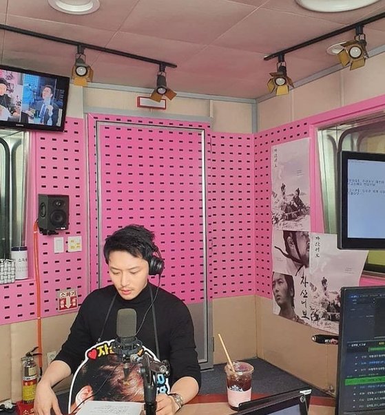 With Kim Young-chul Thank YouByun Yo-han posted several photos on his SNS on the 23rd, iron wave M and Kim Young-chul senior Thank You.Byun Yo-han in the public photo is live in SBS PowerFM Kim Young-chuls PowerFM studio.A warm two-shot with DJ Kim Young-chul was also released.Byun Yo-han appeared on the iron wave M on the morning of the movie asset word.The fans who encountered the photos responded such as I was together with Bora, Asset word fighting Just shining today.On the other hand, the movie Asset word (director Lee Jun-ik), starring Byun Yo-han, is a story about a scholar who is curious about the sea rather than a book after being exiled to Heuksan, and a young fisherman who wants to get out of the sea and go out of the sea.Opening on the 31st.