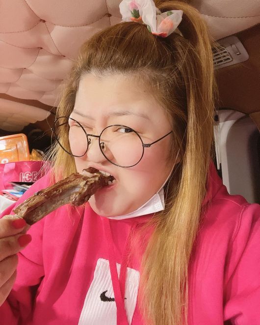 Gagwoman Lee Guk-joo has introduced a salivary gland-induced Mukbang.On the afternoon of the 23rd, Lee Guk-joo posted a self-portrait on his personal SNS saying, # Dachumuk # Chabang, # It is late, # It is not convenient, so I can not drink the water on the first day.Lee Guk-joo said, # I eat meat in a windy car, I eat meat, I eat meat, but # meat was delicious # That is it # Cha Mell nuclei, he added.Lee Guk-joo in the picture is eating Galbi in the car.Lee Guk-joo boasted a pleasant Mukbang as well as a good cooking ability, so the fans who saw it showed envy toward Lee Guk-joo with comments such as I look delicious, I will taste meat and I will chew everything.Meanwhile, Lee Guk-joo is currently appearing on TVN Comedy Big League.Lee Guk-joo SNS