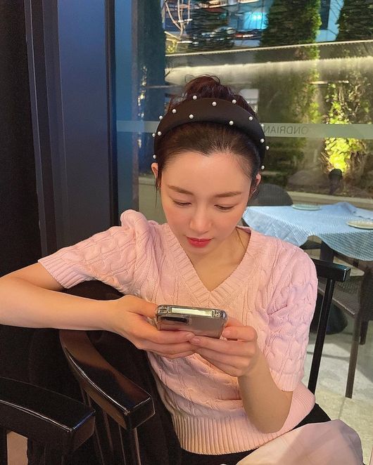 Singer and Actor Kyeon Mi-ri daughter Lee Da-in flaunts Bobby Doll VisualOn the afternoon of the 23rd, Lee Da-in posted several self-portraits on his personal SNS, saying, Thank you for the headband gift.Lee Da-in in the photo is wearing a black headband with an impressive pearl decoration, revealing the forehead line coolly.Lee Da-in boasted the end king of innocence aspect, perfecting the perfect proportion of the features and pink-colored knit.In addition, Lee Da-in even created a mysterious atmosphere while wearing a unique mask of Blue Purple Gradation.He also showed Black and Pink fashion while matching pink crossbacks with black coats.Meanwhile, Lee Da-in appeared on SBS Alice in October 2020.Lee Da-in SNS