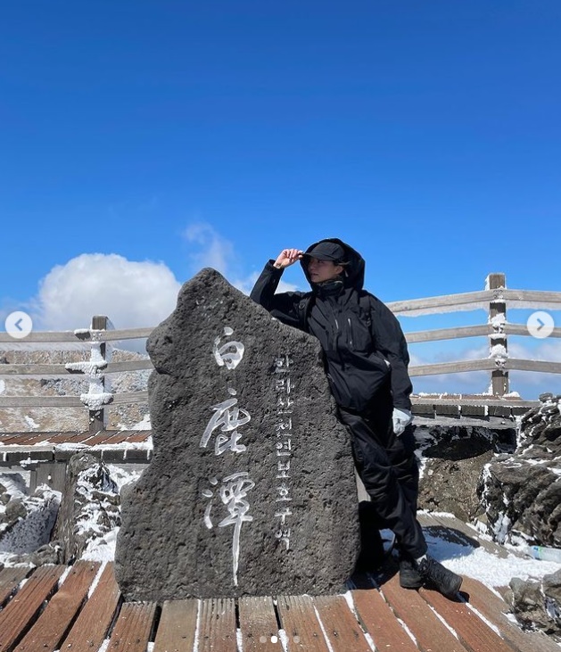Actor Esom has certified the climb of Hallasan.Esom posted several photos on his instagram on the 23rd with an article called 6th Hallasan.Esom in the public photo poses next to the Hallasan Baengnokdam monument.Esom also leaves a beautiful picture of Hallasan Baengnokdam.Meanwhile, Esom will appear on SBS drama Taxi Driver scheduled to air in the first half of this year.Photo EsomSNS