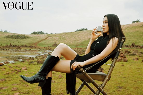 Uhm Jung-hwa cited Jung Jae Hyung, Lee Juck and Kang Min-kyung as the people who wanted to invite him with Whisky.A picture of Vogue Korea, filmed by Uhm Jung-hwa on Jeju Island Island, was released; she showed a relaxed, yet enjoying nature in the background of Mother Nature.In the interview with the picture, Uhm Jung-hwa talked about the entertainment program On and Off which is being fixed, and the most memorable comments on the YouTube channel that started a while ago.Also, Who wants to invite you home when you think of a whisky?I think Jung Jae Hyung, Lee Juck, who led me to Whiskys World, and Friend Kang Min-kyung, who is in the neighborhood, he said.This picture was part of Johnny Walker Blues Deepth of Character (Wake the Deep Inside) campaign, and the picture and interview of Uhm Jung-hwa can be found in the April issue of Vogue Korea and the Vogue website.Photo- Vogue Korea