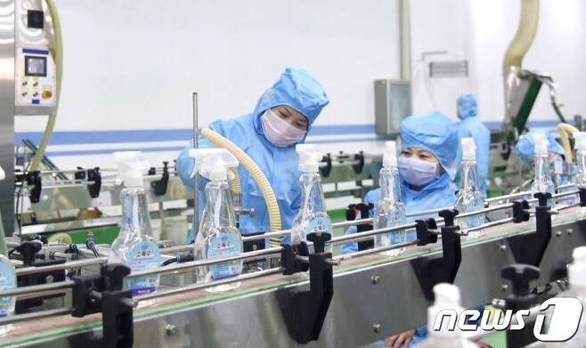 신종 코로나바이러스 감염증(코로나19) 소독수를 생산하는 북한 여성들.(대외 선전매체 '류경' 갈무리)© 뉴스1