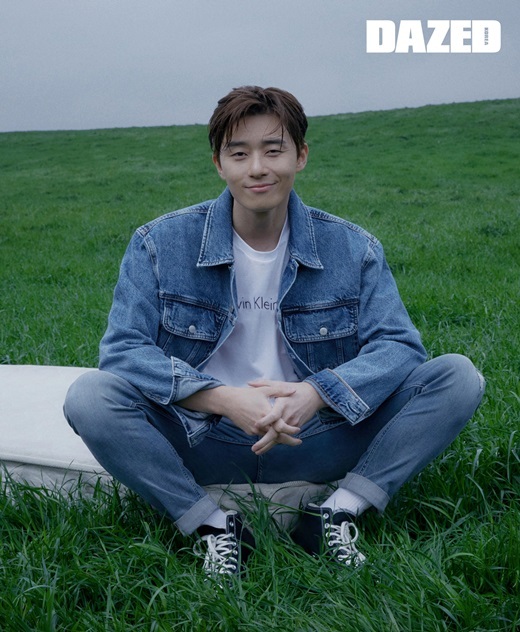 Actor Park Seo-joon has released additional fashion pictures taken against the backdrop of beautiful nature.Park Seo-joon in the April issue of the magazine Days of Future Passed, Bessatsu Margaret Picture, released on the 24th, shook The Earrings of Madame de... with its unique natural and healthy image.In this photoreal, Park Seo-joon escaped from the frustrating daily life and showed off his youthfulness in the open nature, but he also put his chic charm in the picture.With the refreshingness of stealing the gaze, Calvin Klein Jeans signature denim products were painted with his own charm and completed the dramatic picture.Park Seo-joon in the pictorial, which was released on the 24th, creates a fascinating atmosphere with a naturally disturbed hairstyle and a languid pose with an arm.The clean blue-and-white fashion makes Park Seo-joon deep eyes and soft smiles more prominent, which further doubles the charm of this picture.In particular, Park Seo-joon, standing on a wide grassland, boasts a perfect fit with a colorful physical color, while the beautiful Jeju background and sculpture-like side are combined to capture The Earrings of Madame de...Park Seo-joon is a back door that not only shows a good pose in the shooting scene, but also expresses the concept of the picture perfectly with the eyes, leads the scene atmosphere, shows the aspect of the picture artisan without hesitation, and brings out the cheers of the staff.On the other hand, this photoreal, which can feel the extraordinary atmosphere of Park Seo-joon, can be found in the Days of Future Passed April issue Bessatsu Margaret.