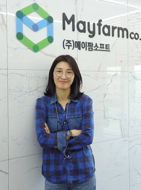 서울 송파구에 있는 메이팜소프트 사옥에서 민윤정 대표가 포즈를 취했다. 민 대표는 대리석 타일 벽을 회의 중 자유롭게 메모하는 메모판처럼 활용하기도 했다. 도현정 기자