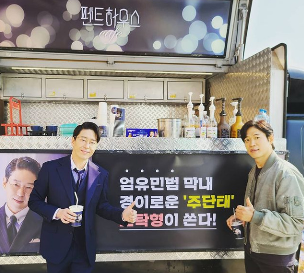 Yoo Jun-sang and Um Ki-joon met on the set of Penthouse.Um Ki-joon told his SNS 24 Days, Thank you, Jun Sang-hyung!!!! This is the first time in the drama.I always have a strong and posted a photo of the authentication shot in front of Coffee or Tea.In the photo, the two stand in front of Coffee or Tea, which Yoo Jun-sang sent for Um Ki-joon.Yoo Jun-sang and Um Ki-joon have been working together under the Eom Yu-min law.Yoo Jun-sang will make a special appearance on Penthouse as a person related to Naaegyo (Lee Ji-ah).Penthouse 2 starring Yoo Jun-sang and Um Ki-joon is loved by the audience rating of close to 30%.
