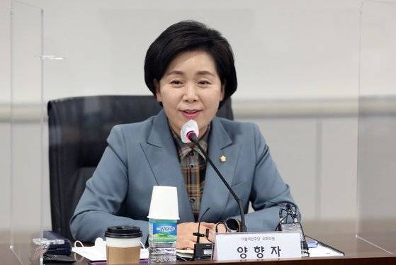 삼성전자 상무 출신인 양향자 민주당 의원은 지난해 보유하던 삼성전자 주식 2만7100주를 전량 매각했다. 뉴스1