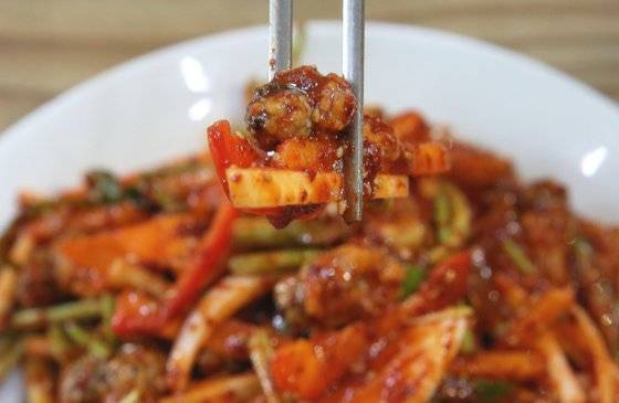 미더덕 무침. 생 미더덕을 갖은 채소와 함께 양념에 버무렸다. 생 미더덕을 써서 이 음식도 봄철에만 먹을 수 있다. 손민호 기자