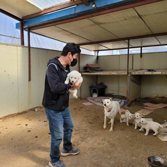 Lee Yeon-bok Chef urged interest in abandoned dogLee Yeon-bok Chef wrote on his Instagram account on March 25, Ive been to the abandoned dog feed support service today to protect abused children.Lee Yeon-bok Chef, pictured with this, still holds a young abandoned dog in his arms.Lee Yeon-bok Chef also photographed and posted various places and emphasized the reality of the abandoned dog.Lee Yeon-bok Chef said, Heres a little help for the pods. There are four. Im so cute for two months.Help me, he added.Lee Yeon-bok Chef, who had always paid special attention to the abandoned dog problem, actually welcomed the abandoned dog happiness as a family.In addition, SBS About Pet recently broadcasted, the dog abandoned dog participated in the temporary protection project.In addition, Lee Yeon-bok Chef is practicing good deeds such as volunteering directly when a fire occurs in the abandoned dog shelter where the actor is operating.