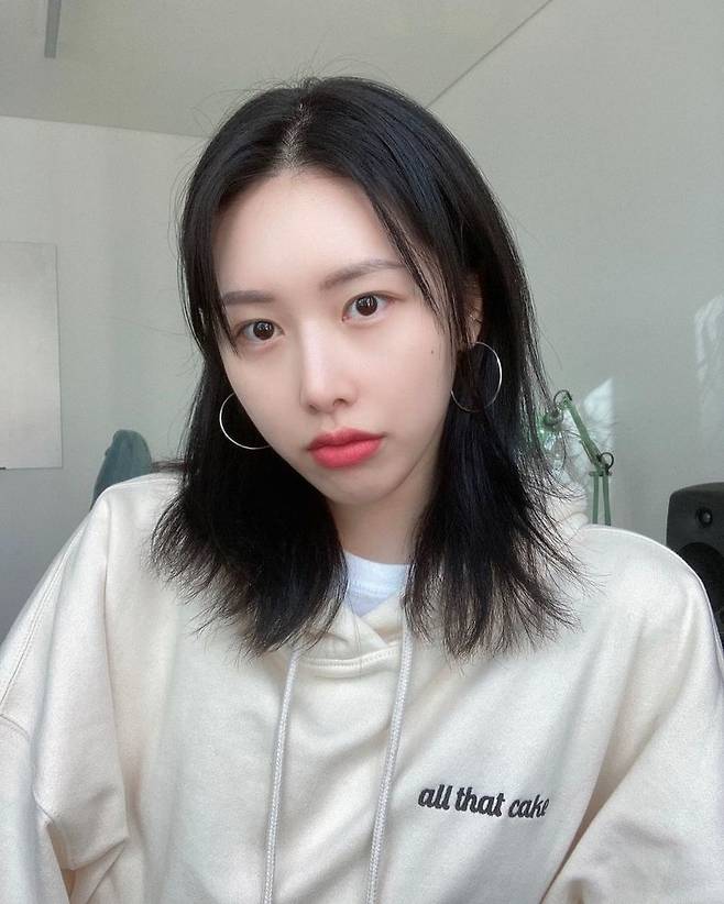 SONAMOO Hong Eui-jin reported the recent transformation with a single head.Hong Eui-jin posted a picture on his instagram on March 25 with the phrase scalp rest commemorative bob (dog hair) Hong.In the photo, Hong Eui-jin stares at the camera in a hoodie, which also thrilled fans by showing off her beauty even in her shorter hair.The netizens who saw this responded I am cute again and If you put a twinkle here, you will be really sick.Hong Eui-jin debuted in 2014 as SONAMOO; SONAMOO, which Hong Eui-jin belongs to, released Beyond Good, Dejabu and Friday Night.Hong Eui-jin appeared on KBS 2TV Idol Rebooting Project The Unit and took first place in the contest and acted as a project group university.
