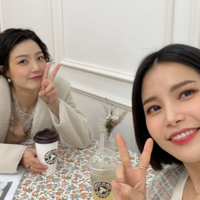 MAMAMOO members Solar and Ahn Young Mi are meeting with expectations.On March 25, Solar posted a notice on her YouTube channel Do Re Mi Sol La Si Do community.According to the announcement, Gag Woman Ahn Young Mi was invited as a guest of Just Interview.Solar said, Finally! Shes here!The guest who came to this interview is the sister of Anglo-American. Savoie Taltal has gone to the house.Ill meet you at 6 oclock today, he predicted.The two people who have been involved in JTBC entertainment Gamseong Camping will be reunited for a long time. In the video, they wonder what kind of talks and chemistry they will show off.Meanwhile, Solar has opened a personal YouTube channel Do Re Mi Sol La Si Do, and has released a variety of images from daily V logs to song cover videos.