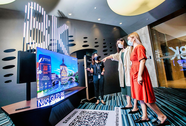 [서울=뉴시스]삼성전자가 24일(현지시간) 싱가포르에서 ‘Neo QLED’를 비롯한 2021년 TV 신제품을 출시하고, 현지 미디어와 거래선을 대상으로 체험 행사를 진행했다. 싱가포르의 대형 상업지구 메이플트리 비즈니스시티에 마련된 '2021년 삼성전자 TV 신제품' 행사장에서 현지 미디어와 거래선들이 'Neo QLED' 신제품을 체험하고 있다. (사진=삼성전자 제공) 2021.03.25. photo@newsis.com *재판매 및 DB 금지