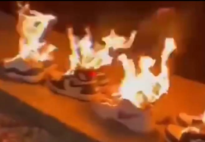 중국 당국의 신장 위구르자치구 소수민족 인권탄압에 반대하며 보이콧을 선언한 나이키와 H&M 등 글로벌 패션 브랜드가 중국 내에서 거센 불매운동의 직격탄을 맞았다.