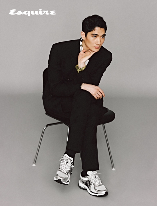 The mens magazine Esquire released a picture with Actor Uhm Tae-goo.The picture, which was published in the April 2021 issue, started with a plan to capture the complex charm unique to Uhm Tae-goo, which is thick and masculine but stimulates motherhood.In fact, Uhm Tae-goo in the public photos expresses the understated designs reminiscent of noir movies with an outstanding body ratio, and at the same time expresses the fresh and fresh atmosphere of spring.It is the back door that surprised the field staff by showing the ability to look at the model in terms of understanding the concept of the picture and costume as well as the body ratio, pose and concentration.The reversal charm of Uhm Tae-goo also follows in the articles text.He explained that he is very careful about his personality, which is usually introspective and famous for covering up a lot of faces, unlike his tough impression.But when asked about how to build an antihero character like Hashimoto in the movie The Age of Shadows and Kim Min-chul in the drama Save me 2, he replied, I do not think its all hidden in me.I do not try to be someone else who can not understand, but I want to read the script faithfully and act in a way that I am immersed in the situation and shooting environment.He added, I do not have an answer in the Character building, so I will do everything I can when I take the role.Interview also includes the opportunity to start Acting, the affection of the past works, and the story of his brother-in-law, the film director Uhm Tae-hwa.In particular, he showed strong trust in the film, saying, In fact, the movie is type off, so I just do it.It is difficult to explain it well, but it means that the unique process of relying on each other, helping and learning is good.Meanwhile, the film Paradise Night starring Uhm Tae-goo is set to unveil Netflix on April 9.It is a noir genre film centered on Park Tae-gu, who became the target of the organization for a moment. Director Park Hoon-jung directed the screenplay and directing. Actors such as Uhm Tae-goo, Jeon Yeo-bin and Cha Seung-won were in the spotlight.Uhm Tae-goos pictorials and interviews are available in the April 2021 issue of Esquire and the Esquire website, and video interviews with one question and one answer to fans questions can be found on the Esquire Korea YouTube account.Photo = Esquire