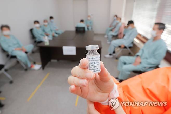 65세 이상 AZ 백신접종 (광주=연합뉴스) 박철홍 기자 = 지난 23일 오전 광주 북구 동행요양병원에서 65세 이상 환자들이 아스트라제네카(AZ) 백신을 접종 받고 있는 모습. pch80@yna.co.kr