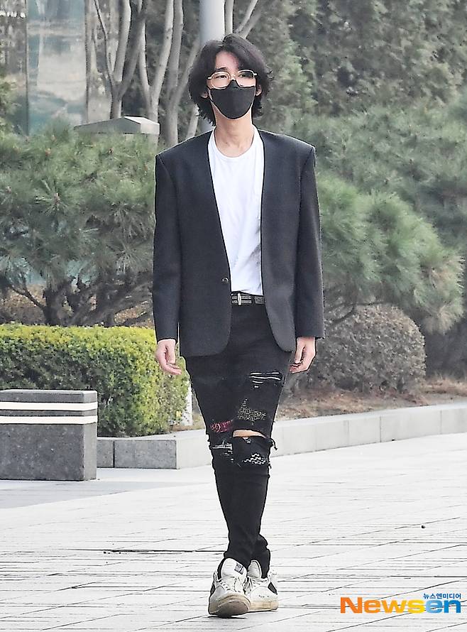 Writer Heo Ji-woong enters the SBS Mokdong office building in Yangcheon-gu, Seoul for the SBS Love FM Heo Ji-woong Show on the morning of March 26.