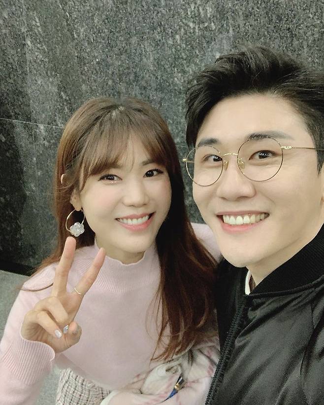 Singer Kim Yeon-ji has released a photo of her with Young Tak.Kim Yeon-ji posted a picture on March 26 with his article Kindly Young Tak in his instagram.In the public photos, Kim Yeon-ji poses affectionately in front of the camera with Young Tak, who met at the filming of TV Chosun Call Center for Love.The two men building a bright Smile boasted of a good-looking girl visual.The netizens who watched the post responded such as beautiful and beautiful, Tak is a combination of brother and sister, I will support you both.Kim Yeon-ji, a member of the group SeeYa, appeared on the recently-end TV Chosun Mistrot 2 and showed passion for challenging the Trot genre and borrowing stage costumes from Kim Yeon-ji, but unfortunately ranked 10th.
