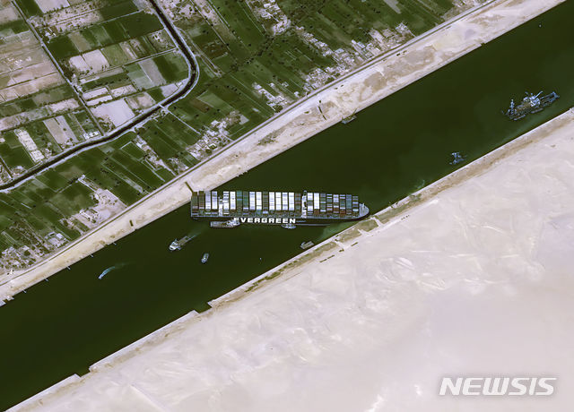 [AP/뉴시스] 25일(현지시간) 컨테이너선 에버기븐이 이집트 수에즈 운하를 가로막고 멈춰선 모습을 인공위성으로 촬영한 사진. 2021.03.26.