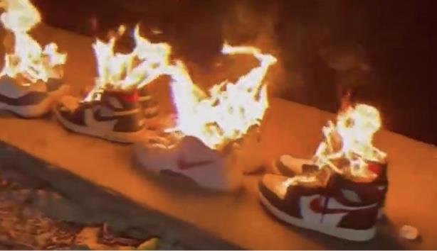 미국 나이키가 “위구르족 강제노동 문제가 불거진 신장 지역의 면 제품을 공급받지 않겠다”고 밝히자 25일 한 중국 누리꾼이 올린 동영상. 나이키에 대한 항의 표시로 신발을 불태우고 있다.웨이보 제공