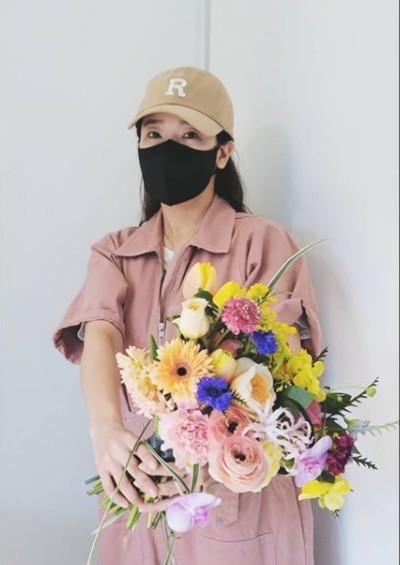 Actor Sooo-jin revealed the current situation by revealing the aspect of fashionista who perfected jump suit.Sooo-jin collected Eye-catching on the 26th by posting several photos with Flower-shaped emoticons through his instagram.In the photo, Sooo-jin poses with a flower with a flower arrangement.Sooo-jin is wearing a pink jumpsuit and a hat, revealing a cute and lovely charm.The everyday Beautiful looks of So Yoo-jin, which is prettier than Flower, provoke admiration.Meanwhile, So Yoo-jin is meeting with fans on the MC of SBS Plus Dandangpo.