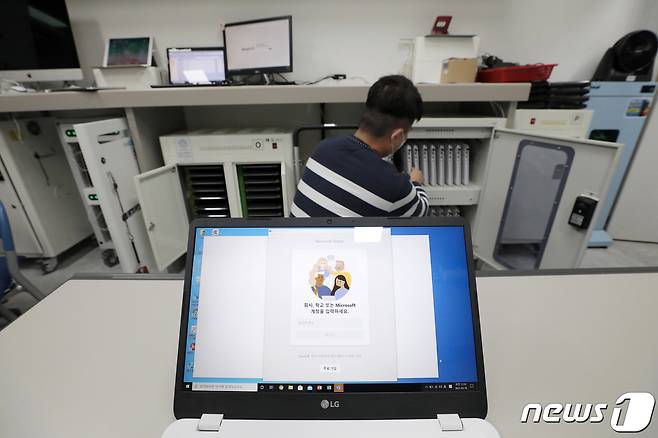 최윤우 창덕여중 테크매니저가 교내 테크센터에서 스마트기기를 정비하고 있다. 2021.3.18/뉴스1 © News1 이성철 기자