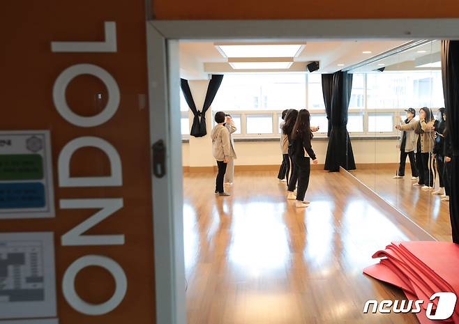 창덕여중 '온돌방'에 학생들이 신발을 벗고 올라가 체육 활동을 하고 있다. 2021.3.18/뉴스1 © News1 이성철 기자