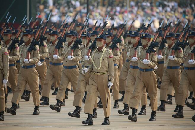 27일 열린 '미얀마군의 날' 열병식에서 미얀마군이 착검을 한 소총을 들고 행진하고 있다. Xinhua=연합뉴스