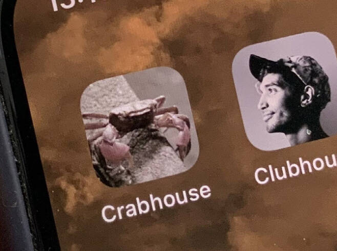 지난달 일본에서 클럽하우스의 폐쇄성을 비꼬는 의미로 출시한 앱 ‘크랩하우스’. 현재는 ‘크랩홈’으로 이름을 바꿨다. 클럽하우스와 이름이 비슷해 사용자들에게 혼란을 준다는 iOS 지적을 받아들인 것(사진=재팬투데이)