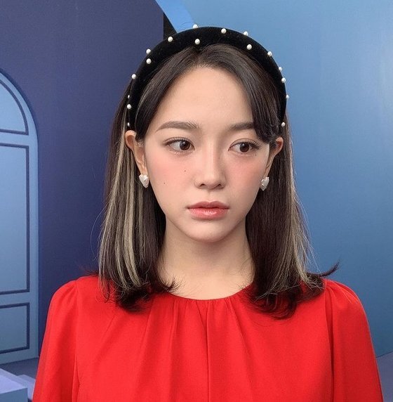 Singer and Actor Kim Se-jeong announced his comeback.Kim Se-jeong posted several photos on his SNS on the 29th, along with an article entitled 6pm Kim Se-jeongs comeback Siren.The photo shows Kim Se-jeong, who has been stylized in a lovely style with red costumes, headbands and heart-shaped earrings.The fans who encountered the photos responded I want to hear it soon, Finally comeback and It is so beautiful.Meanwhile, Kim Se-jeong will release his second mini-album Im at 6 p.m. today (29th).