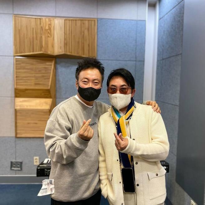 MC and Singer Park Myeong-su shared a warm two-shot with Singer Lee Seung-cheol.KBS Cool FM Park Myeong-sus Radio show production team on March 29th official Instagram Todays job. Finally meet.Lee Seung-cheol and posted a picture.Park Myeong-su and Lee Seung-cheol in the photo stand side by side in the radio studio and are doing hand-hearts.The two of them smiled at the audience with their extraordinary charm.Lee Seung-cheol appeared on the radio show of Park Myeong-su on the 29th.Lee Seung-cheol debuted to the first album of Resurrection in 1985.Lee Seung-cheol released Hee Ya, Rain and Your Story, Do not Say Goodbye and Girls Generation.In particular, Lee Seung-cheols Mali Flower was popular with Park Myeong-su in many programs and called out the publics laughter.