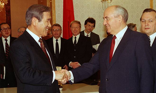 1990년 12월 노태우 대통령(왼쪽)과 미하일 고르바초프 소련 대통령이 크렘린궁(대통령관저) 내 연방최고인민회의 회의실에서 정상회담에 앞서 악수하며 환담하고 있다. 연합뉴스
