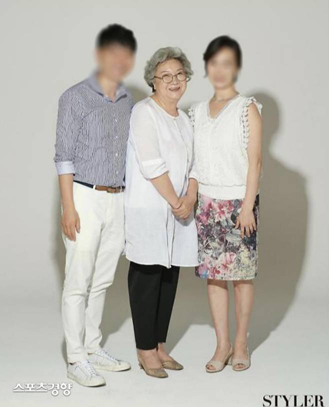 박수홍 친형 박모씨(왼쪽)는 다수 매체와 인터뷰를 하며 자신을 드러내왔다. 주부생활 제공