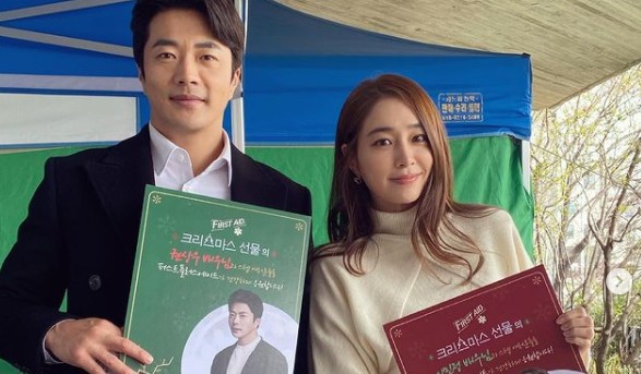 Actor Lee Min-jung caught the eye by unveiling a self-illumination two shot with Kwon Sang-woo.Lee Min-jung posted on his 29th day of his instagram, Thank you so much! You sent me a delicious lunch box at the last film of the movie Christmas Gift today.The photos posted together show Lee Min-jung and Kwon Sang-woos authentication shots.Lee Min-jung, who has a brilliant knit fashion and a goddess beauty, and Kwon Sang-woo, who boasts an Inspector George Gently charm with a perfect coat fit, catch the eye.In the visual appearance of the two actors, the netizens responded that I can see the face and I will watch the movie.Meanwhile, Lee Min-jung will find fans through the movie Christmas Gift and TVN entertainment Up-Growing Man.