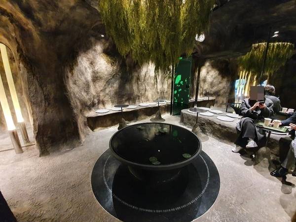 에이블씨엔씨가 서울 인사동에서 운영하는 카페 ‘웅녀의 신전’ 내부. /이선목 기자