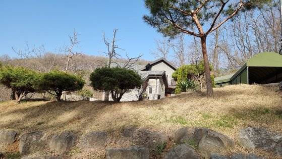 세종시 전동면 미곡리에 있는 이해찬 전 더불어민주당 대표의 집. 이 전 대표는 2012년 12월 농지를 매입한 뒤 2015년 일부를 대지로 전환하고 2층짜리 집을 지었다. 김방현 기자