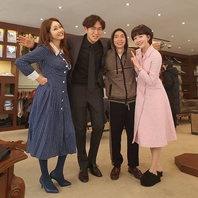 Broadcaster Jang Sung-kyu takes Celebratory photo after drama shoothas released the book.On March 30, Jang Sung-kyu posted a picture on his instagram saying, The last actors who have been together with the best actors of my last recording, # Penthouse # Last meeting # Marie # Gyujin # Ivory.Jang Sung-kyu in the photo certified the intimate drama shooting scene with actors Bong Tae-gyu, Yoon Joo-hee, Eun-Kyung Shin and shoulder dance of SBS drama Penthouse 2.Jang Sung-kyu made a special appearance as an aide to Lee Kyu-jin (Bong Tae-gyu) in the film.On the other hand, Jang Sung-kyu, a JTBC announcer, is currently appearing on the current affairs culture Story Season 2 webentertainment Walkman after the freelance declaration.