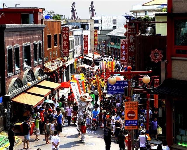 최근 우리나라에 몰려드는 중국인 관광객들이 많이 찾으면서 제2의 전성기를 여는 인천차이나타운이 관광객들로 꽉 차 있다. 인천시 제공
