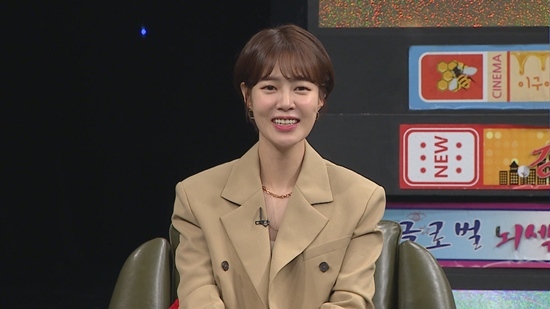 Actor Choi Yoon-young shows off Fairy pitta charm in Video StarMBC Everlon Video Star, which will be broadcast on the 30th, will feature a steamy vibe special, Please look at me ~!, while Choi Yoon-young, Hyun-kyung Uhm, Han Bo-reum and Lee Ju-woo will appear to show various attractions.On this day, Choi Yoon-young showed off Chinchin Chemie with Best Friend Hyun-kyung Uhm, Han Bo-reum and Lee Ju-woo.They showed off their drunken friendship and exposed each others drinking habits.They said Choi Yoon-young is drunk and empathizes with other peoples work and cries.Then, suddenly, I danced and made Choi Yoon-young embarrassed.Choi Yoon-young laughed at his recognition that his drinking habits were the worst.Meanwhile, Choi Yoon-young expressed her affection for dancing, saying she frequently posts dance videos on social media. She was also a backup dancer trainee of Lee Hyo-ri in the past.Choi Yoon-young then showed Brave Girls Rollin Batoids Dance, which recently succeeded in reverse in the studio.Choi Yoon-youngs dance skills, which received applause, can be confirmed through broadcasting.Choi Yoon-youngs level dance skills and Fairy pitta charm will be available at 8:30 pm on the 30th at MBC Everlon Video Star.Photo = MBC Everlon Video Star