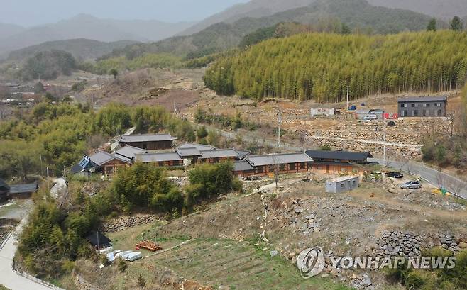 폭력 문제 불거진 청학동 서당 (하동=연합뉴스) 김동민 기자 = 지난 29일 경남 하동군 청학동 한 서당 입구. 해당 서당은 최근 학생간 폭력 문제가 발생했다. 2021.3.30 image@yna.co.kr