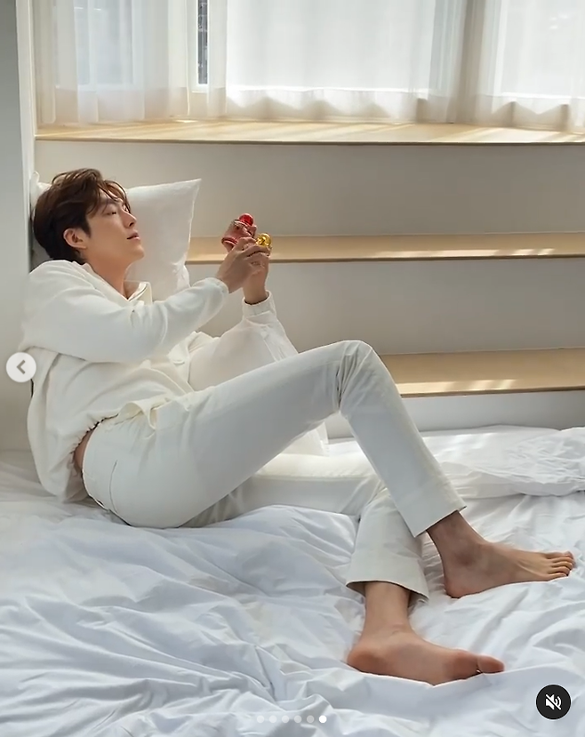 Actor Kim Woo-bin flaunted his fatistic beauty in white costumes, white quilts and white cushions all over whiteness.Kim Woo-bin released his perfume shooting scene on his SNS on the 31st.In the photo, Kim Woo-bin is sitting on a white shirt and white pants and leaning against the staircase with the sunshine in the park.The sun falling under the white curtains and Kim Woo-bins look complete the peaceful day-to-day landscape.Kim Woo-bin, who bulked up through recent exercises, has a thinner face and a delicate eyebrow has stolen her.The netizens responded explosively, saying, Oh, I am really crazy and Wobin is the best.Meanwhile, Kim Woo-bin is filming the movie The Alien (Gase) directed by Choi Dong-hoon, a box office maker.Alien has gathered topics with the multicasting of top actors from actors Ryu Joon-yeol, Kim Tae-ri, Joo-jin, Kim Ui-sung, Yeom Jung-a, So Ji-seop, Yoo Jae-myeong and Lee.Photo Source Kim Woo-bin SNS