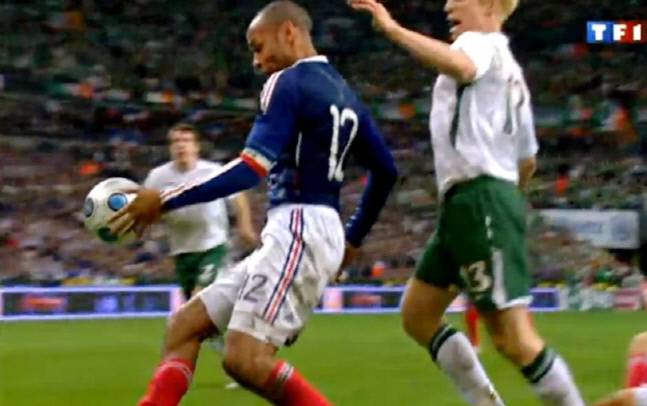 지난 2009년 11월 19일 파리에서 열린 프랑스와 아일랜드의 월드컵 유럽 플레이오프 2차전 당시 티에리 앙리의 신의손 논란 장면. 출처 | ‘더 선’지 보도 캡처
