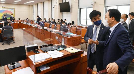 김병욱 정무위 민주당 간사(오른쪽 두번째)와 성일종 국민의힘 간사가 31일 국회에서 정무위 법안심사소위를 열기 전 대화하고 있다. 연합뉴스