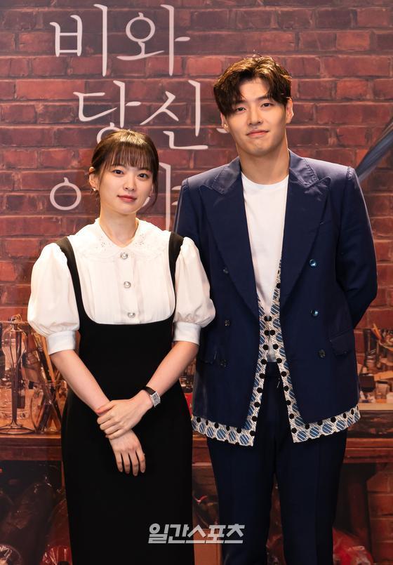 Actor Chun Woo-Hee and Kang Ha-neul attend the production report of the movie Rain and Your Story, which was broadcast live online on the afternoon of the 31st, and have photo time.Rain and Your Story is an analog emotional movie written by Youngho and Sohee, who have been comforted by each others lives in a letter delivered by chance, and those who have promised to meet on December 31st.Opening on April 28th.